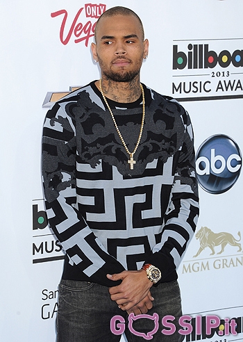 Chris Brown si difende su Twitter