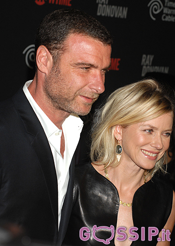 Naomi Watts al fianco del suo Liev sul red carpet