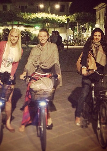 Fiammetta, Katy e Laura, bellezze in bicicletta