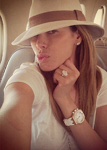 Volo extralusso per Aida Yespica Volo extralusso per Aida Yespica