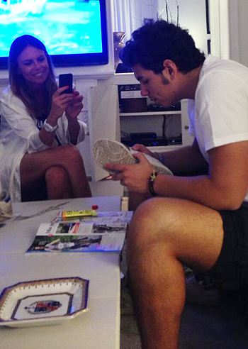 Niccolò Presta aggiusta le scarpe con la colla