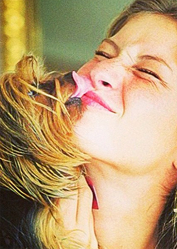 Gisele Bundchen, lavata di faccia dal cane