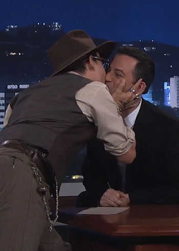 Johnny Depp bacia il conduttore Jimmy Kimmel Johnny Depp bacia il conduttore Jimmy Kimmel