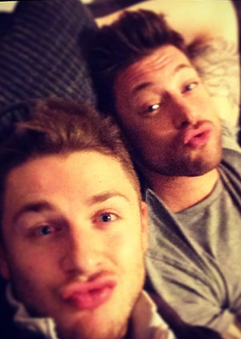 Ducan James sul social con fidanzato