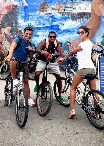 Melissa Satta in bici con il fratello e Boateng