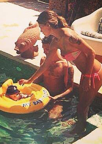 Belen e Stefano, il bagnetto di Santiago a Formentera