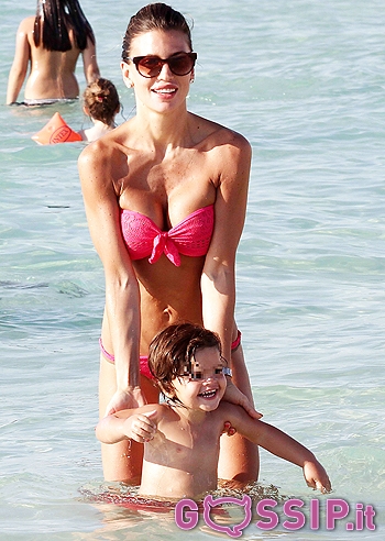 Claudia Galanti, coccole a Formentera