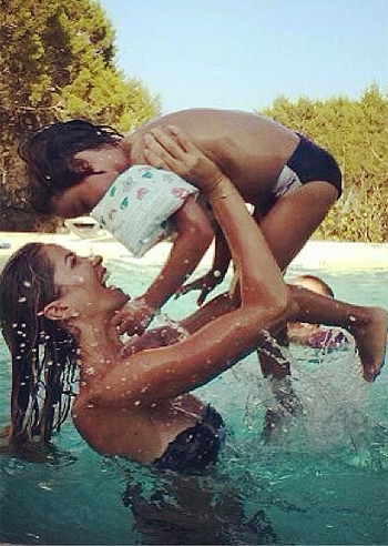Elena felice in piscina con Jack