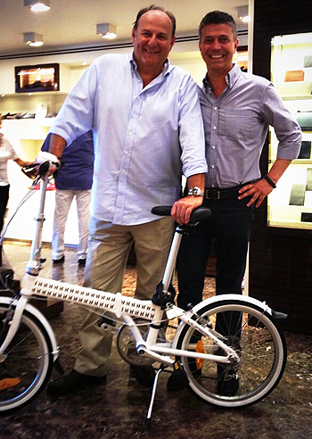 Gerry Scotti super green con la bici