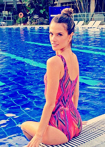 Alessandra Ambrosio in piscina in Colombia