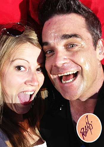 Robbie firma il lato b di una fan