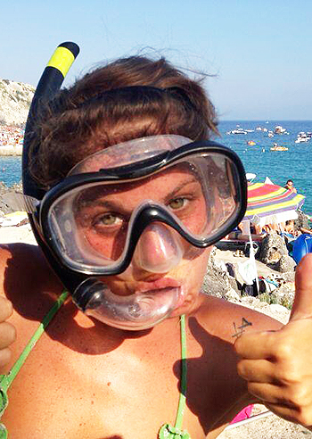 Alessandra Amoroso, tuffo con la maschera