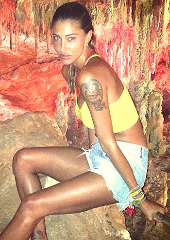 Gita in grotta con figlio e fratello per Belen Gita in grotta con figlio e fratello per Belen