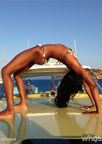 Naomi Campbell si calma con la 'yogaposing'