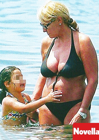 Antonella Clerici, forme abbondanti al mare