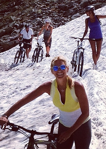 Federica Fontana in bici tra la neve