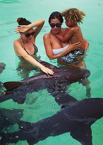 Aida e Arron con gli squali alle Bahamas