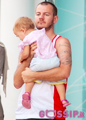 Alessandro Cattelan in vacanza al mare con la famiglia