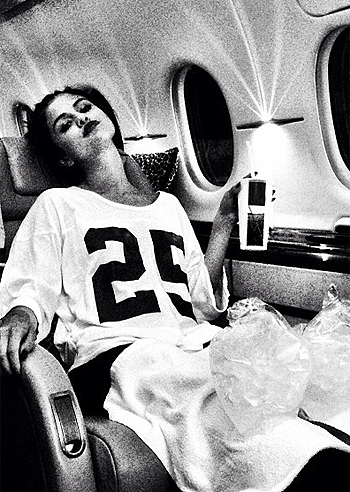 Selena, ghiaccio sulle gambe in aereo Selena, ghiaccio sulle gambe in aereo