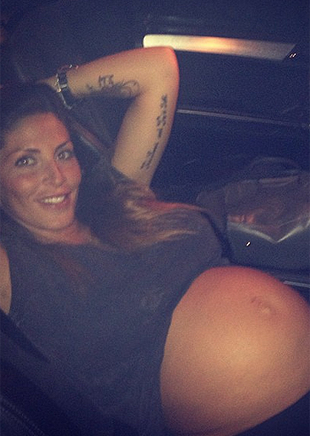 Guandalina Tavassi, pancione in bellavista Guandalina Tavassi, pancione in bellavista