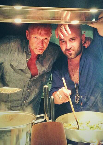 Giuliano Sangiorgi in cucina con Antonacci