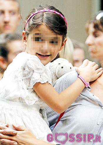 Suri Cruise, braccio rotto
