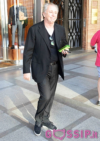 Lele Mora fa l'elemosina a un mendicante