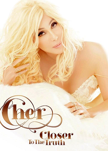 Cher biondissima e sexy a 67 anni