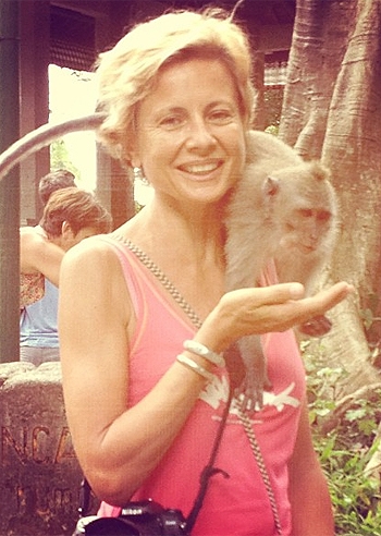 Antonella, con la scimmietta in Indonesia