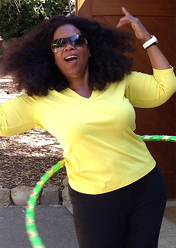 Oprah Winfrey si diverte con l'hula hoop