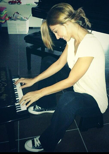 Anna Tatangelo al mini piano