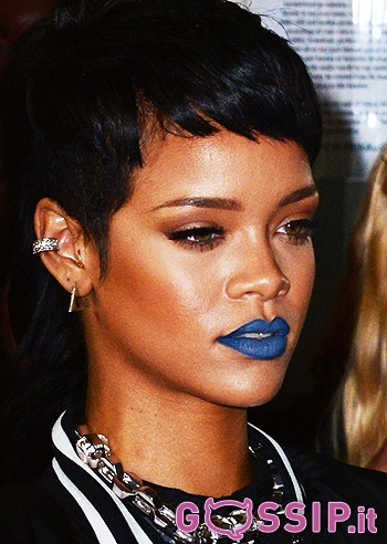 Rihanna, rossetto blu a Londra: foto