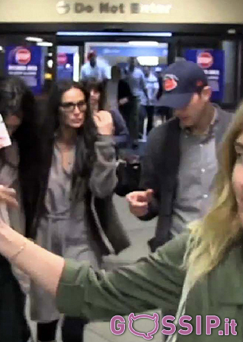 Demi Moore e Ashton Kutcher riuniti in aeroporto