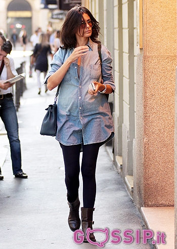 Anna Valle, look casual a Milano