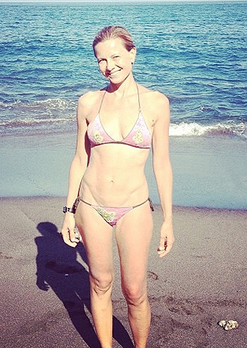 Antonella Elia, il bikini è sempre al top