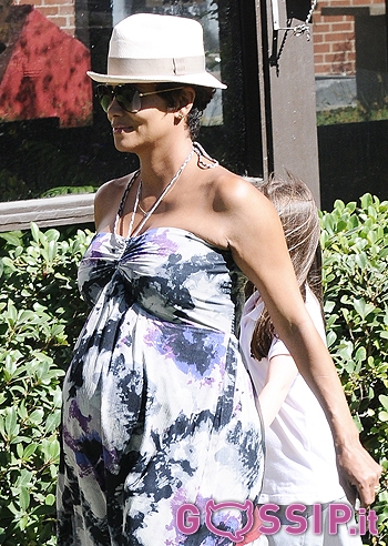 Halle Berry, la cicogna sta per arrivare: foto
