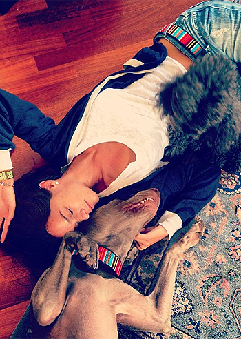 Katy Saunders, momento relax con i cani Katy Saunders, momento relax con i cani