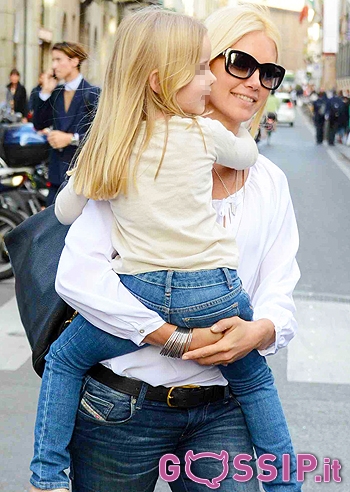 Valeria Mazza a Milano con la famiglia