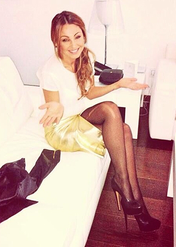 Anna Tatangelo, super fashion col collant smagliato Anna Tatangelo, super fashion col collant smagliato