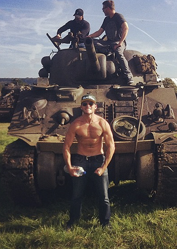 Scott Eastwood sfoggia i muscoli sul set