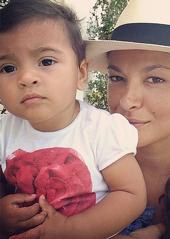 Magda Gomes al mare con Yasmin