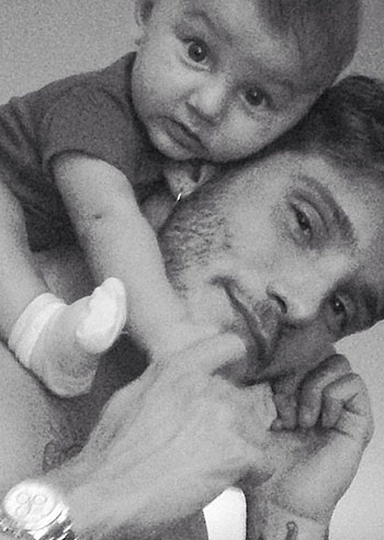 Stefano De Martino, sulle spalle c'è Santiago