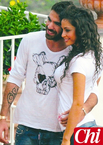 Raffa Fico, baci calienti con Tozzi