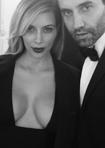 Kim Kardashian, super scollatura a Parigi