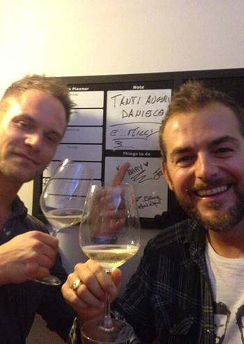 Simone Rugiati festeggia Daniele Bossari