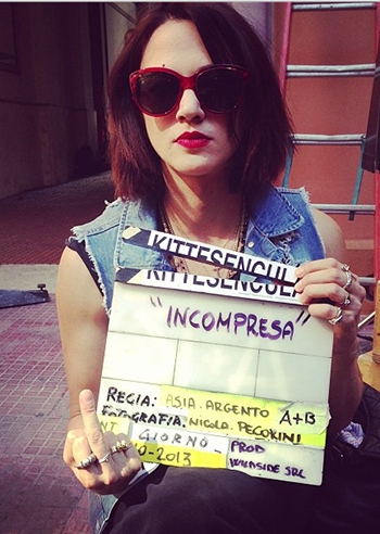 Asia Argento, dito medio sul set