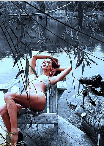 Belen, in reggiseno e slip per shooting