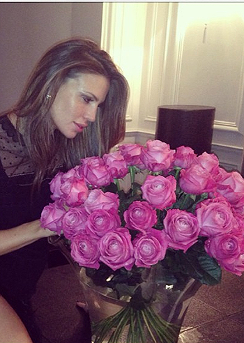 Claudia Galanti, rose rosa per lei