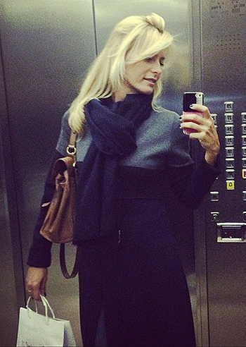 Fede Fontana, cappotto e sciarpa a Milano