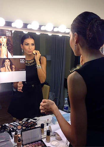 Eli Gregoraci, ultimi ritocchi in camerino Eli Gregoraci, ultimi ritocchi in camerino